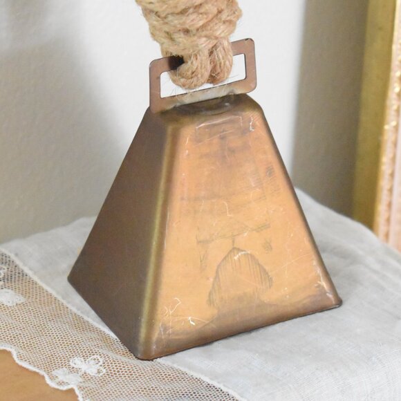 Rustic Metal Cow Bell On Rope Handle Country Cottagecore Farmhouse Home Decor - Picture 2 of 6